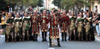 Grupo de personas vestidas con trajes tradicionales de Moros y Cristianos en Valencia