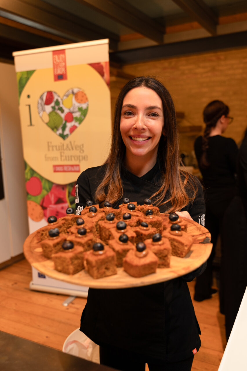 Chef sosteniendo un plato con postres saludables en Valencia