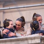 Mujeres con peinados tradicionales abrazándose y sonriendo
