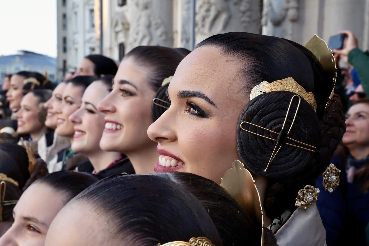 Mujeres con trajes tradicionales sonriendo en un evento cultural
