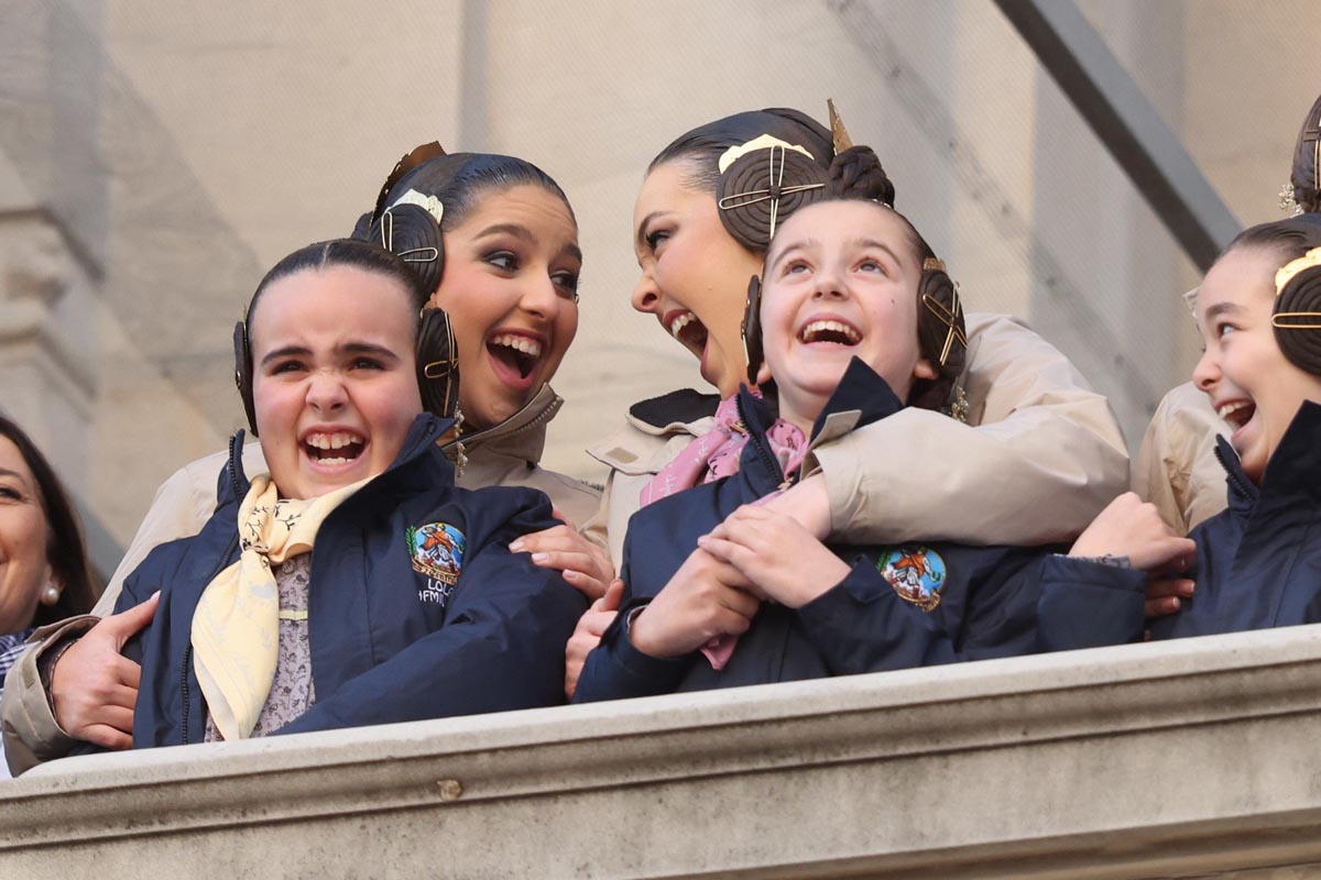 Grupo de mujeres y niñas riendo y disfrutando juntas en un evento