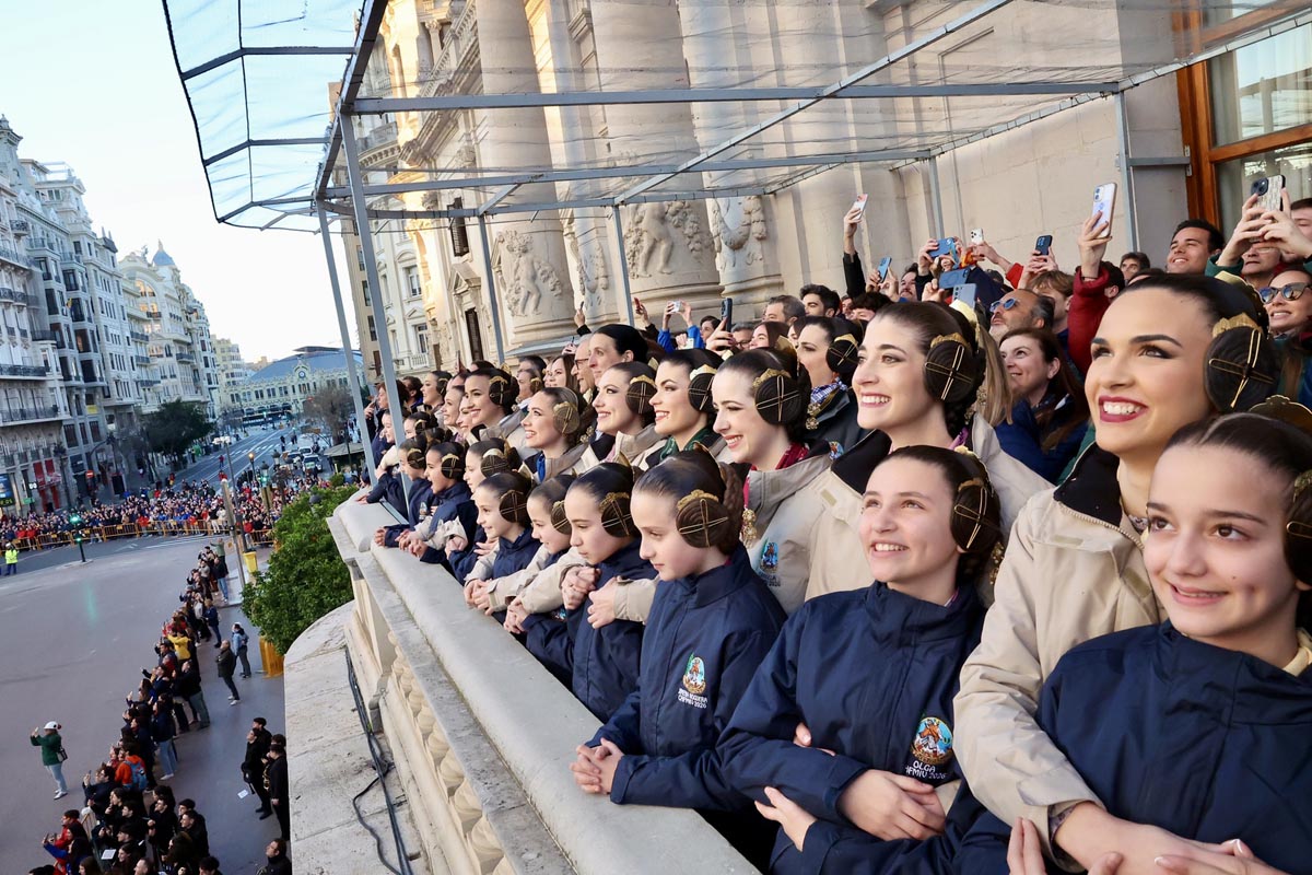 Grupo de mujeres sonriendo en un evento al aire libre