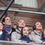Grupo de mujeres y niñas sonriendo en un evento cultural