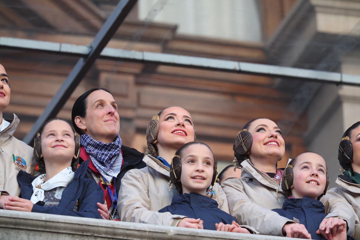 Grupo de mujeres y niñas sonriendo en un evento cultural