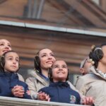 Grupo de mujeres y niñas sonriendo en un evento cultural