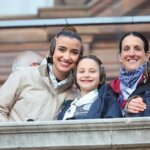 Mujeres y niñas sonriendo en un evento al aire libre
