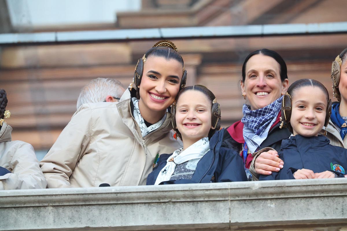 Mujeres y niñas sonriendo en un evento al aire libre