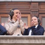 Mujeres y niñas aplaudiendo en un evento festivo