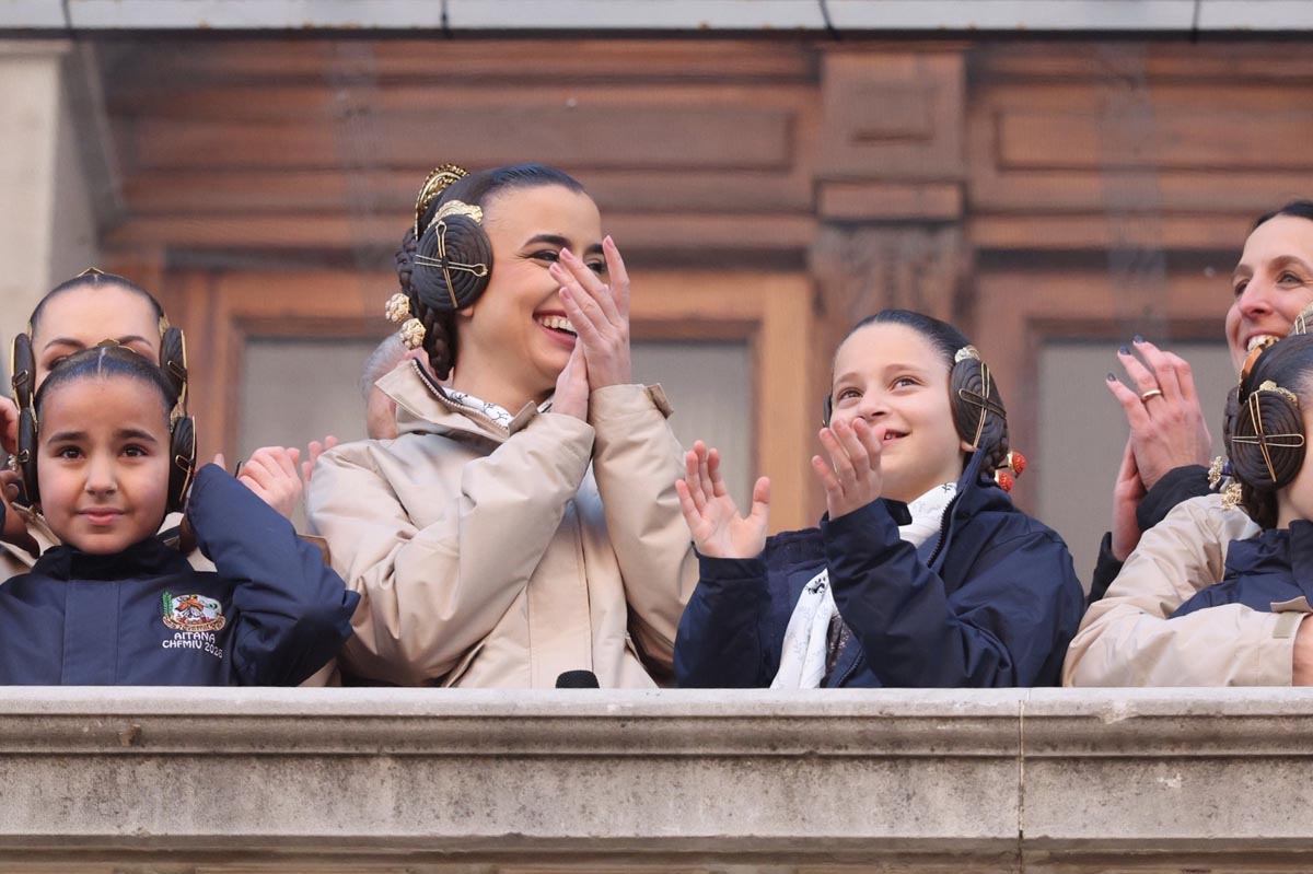 Mujeres y niñas aplaudiendo en un evento festivo