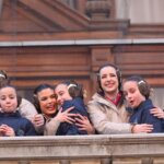 Grupo de mujeres y niñas sonriendo en un evento festivo