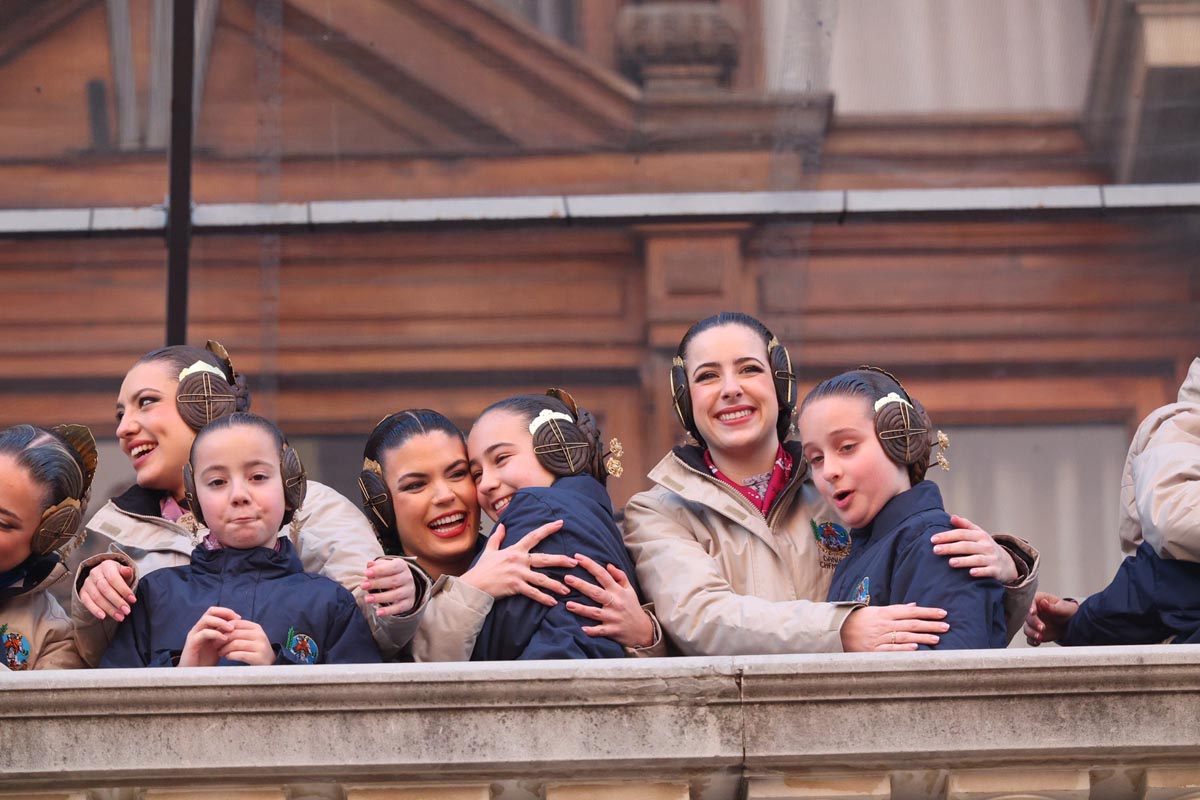 Grupo de mujeres y niñas sonriendo en un evento festivo