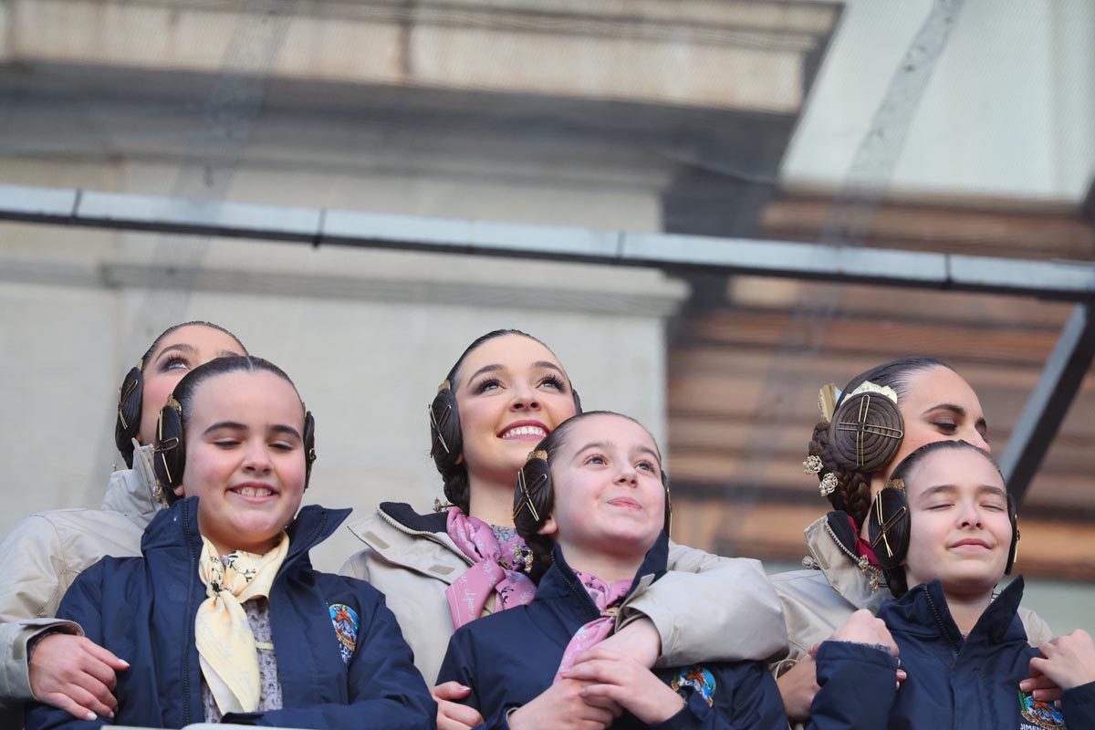 Mujeres y niñas sonriendo en un evento al aire libre