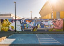 Mural en la UPV que representa a artistas falleras trabajando en un taller.