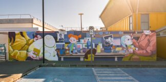 Mural en la UPV que representa a artistas falleras trabajando en un taller.