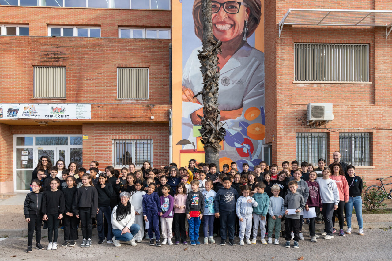 Mural en CEIP El Crist de Meliana con estudiantes y artistas