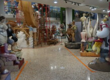 Interior del Museo del Artista Fallero con diversas figuras y esculturas