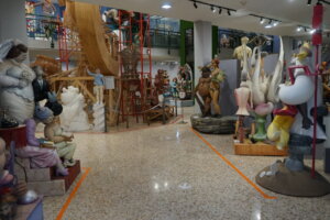 Interior del Museo del Artista Fallero con diversas figuras y esculturas