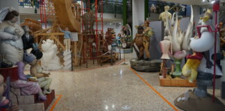 Interior del Museo del Artista Fallero con diversas figuras y esculturas