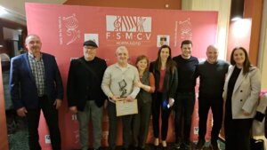 Grupo de personas en la gala de música en Museros