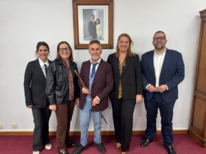 Nicolás Pérez con su equipo tras asumir la alcaldía de Llocnou de la Corona
