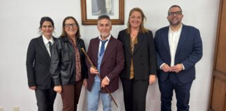 Nicolás Pérez con su equipo tras asumir la alcaldía de Llocnou de la Corona