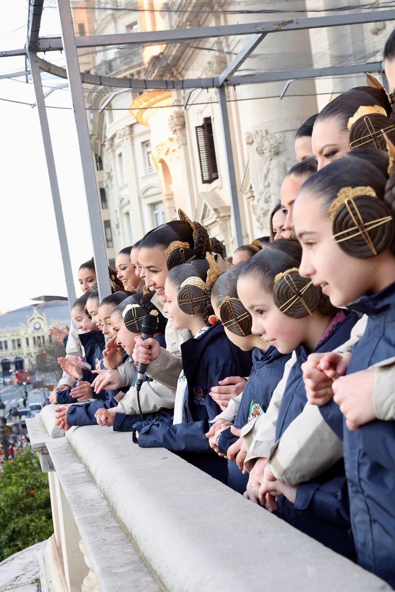 Grupo de niñas con peinados tradicionales en un evento