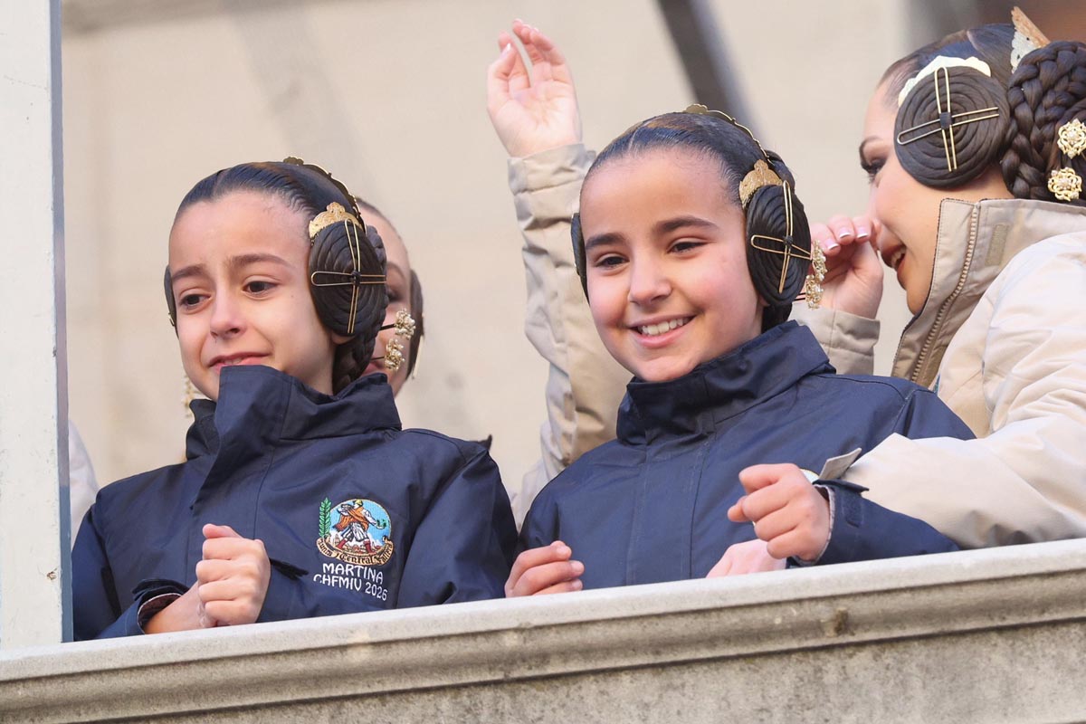 Niñas con trajes tradicionales sonriendo y disfrutando en un evento