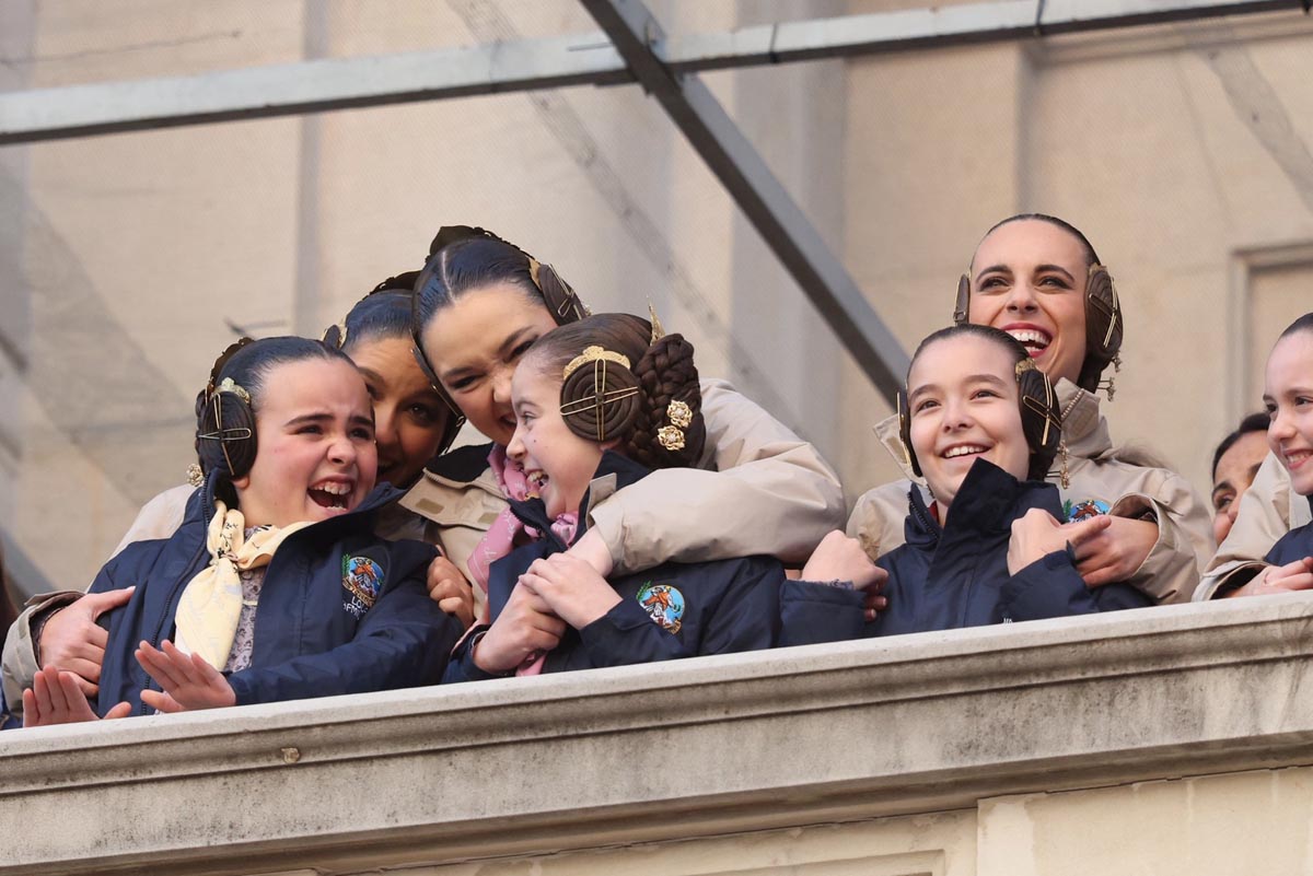 Grupo de niñas sonriendo y riendo en un balcón