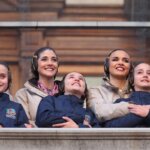 Grupo de niñas y mujeres sonriendo en un evento cultural