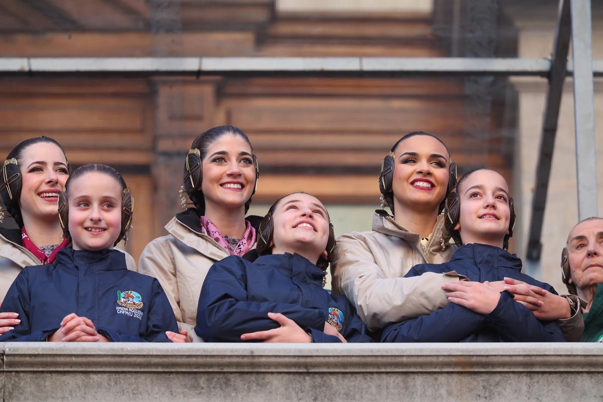 Grupo de niñas y mujeres sonriendo en un evento cultural
