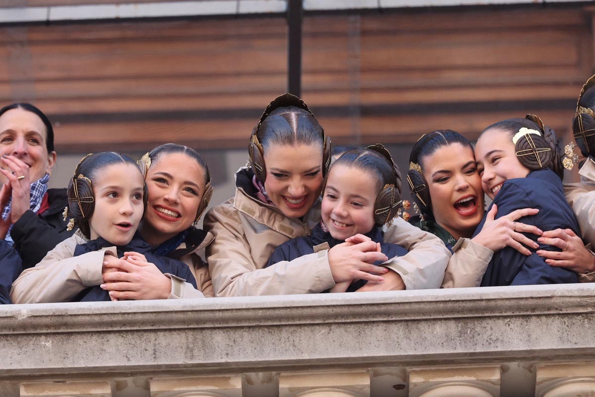 Grupo de niñas y mujeres sonriendo y abrazándose en un festival
