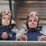 Dos niños con chaquetas oscuras y peinados tradicionales, mostrando emociones.