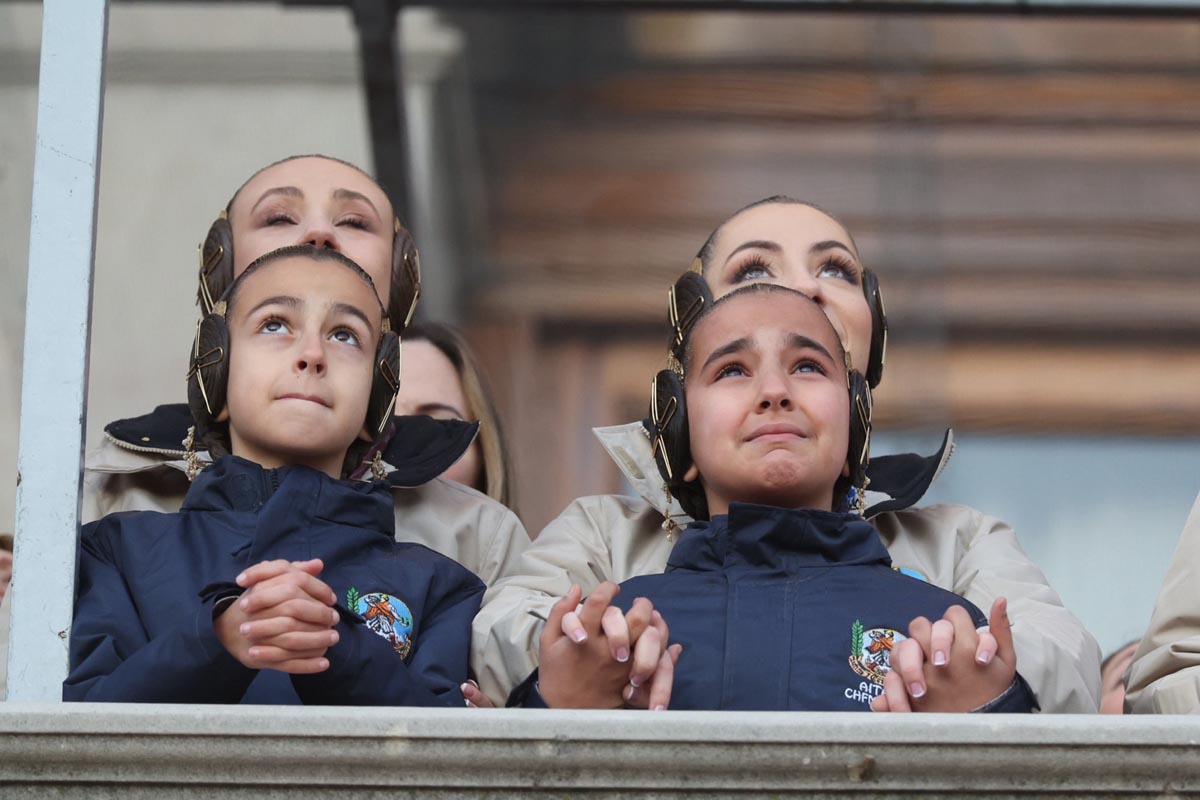 Dos niños con chaquetas oscuras y peinados tradicionales, mostrando emociones.