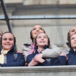 Grupo de niños y jóvenes sonriendo en un evento al aire libre