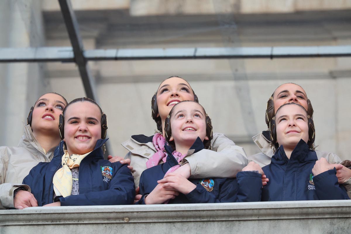Grupo de niños y jóvenes sonriendo en un evento al aire libre