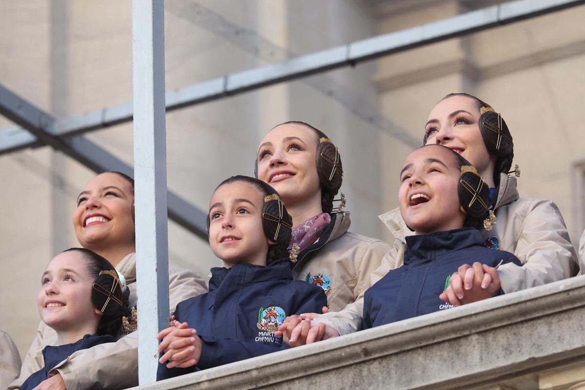 Grupo de niños y mujeres sonriendo en un evento al aire libre