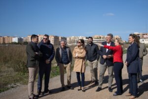 El Ayuntamiento de Xirivella y la Generalitat han firmado un protocolo para desarrollar un nuevo barrio residencial sostenible. Este proyecto busca generar suelo para vivienda en una zona no inundable, tras los efectos de la DANA de 2024. La alcaldesa Paqui Bartual destaca la importancia de ofrecer vivienda asequible y de calidad para los jóvenes de la localidad.