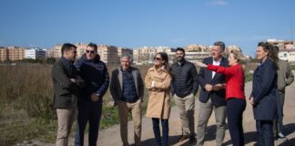 El Ayuntamiento de Xirivella y la Generalitat han firmado un protocolo para desarrollar un nuevo barrio residencial sostenible. Este proyecto busca generar suelo para vivienda en una zona no inundable, tras los efectos de la DANA de 2024. La alcaldesa Paqui Bartual destaca la importancia de ofrecer vivienda asequible y de calidad para los jóvenes de la localidad.