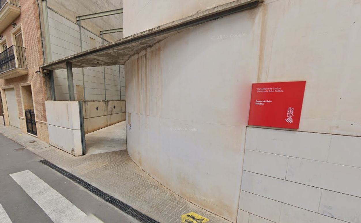 Entrada del nuevo centro de salud en Meliana con señalización visible