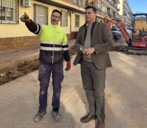 Trabajadores discutiendo sobre las obras de infraestructura en Alfafar