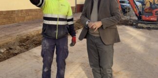 Trabajadores discutiendo sobre las obras de infraestructura en Alfafar