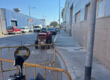 Obras de mejora en el polígono El Molí de Foios con maquinaria y vehículos