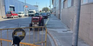 Obras de mejora en el polígono El Molí de Foios con maquinaria y vehículos
