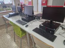Nuevos ordenadores en el Casal Jove de Albal para jóvenes usuarios.