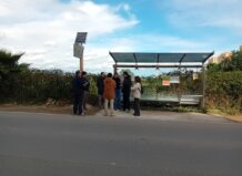 Grupo de personas en una parada de autobús en La Pobla de Farnals