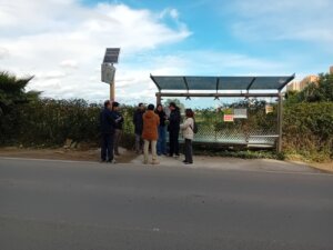 Grupo de personas en una parada de autobús en La Pobla de Farnals