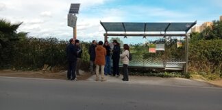 Grupo de personas en una parada de autobús en La Pobla de Farnals