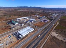 Vista aérea del parque empresarial Nuevo Tollo en Utiel con instalaciones industriales