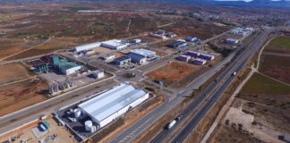 Vista aérea del parque empresarial Nuevo Tollo en Utiel con instalaciones industriales