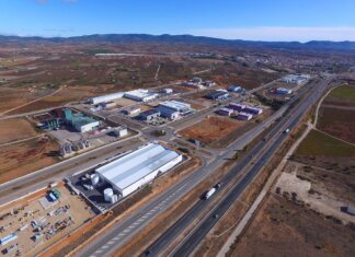 Vista aérea del parque empresarial Nuevo Tollo en Utiel con instalaciones industriales